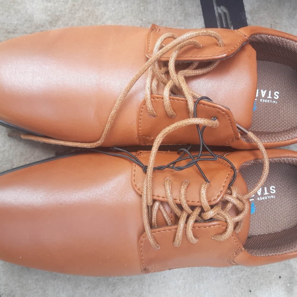 Boys dress shoes size 4 idk why it says that